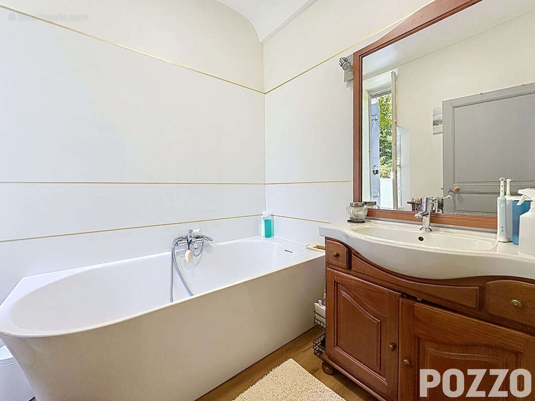 A Vendre - Maison en pierres avec chambre d'hôtes - 7 pièce(s) 150 m² - Terrain d'environ 2196 m² - photo 8