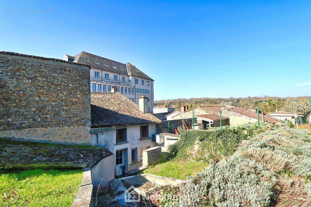 Pour une maison familiale en c½ur de ville proche de tout. - Maison à CEAUX-EN-COUHE