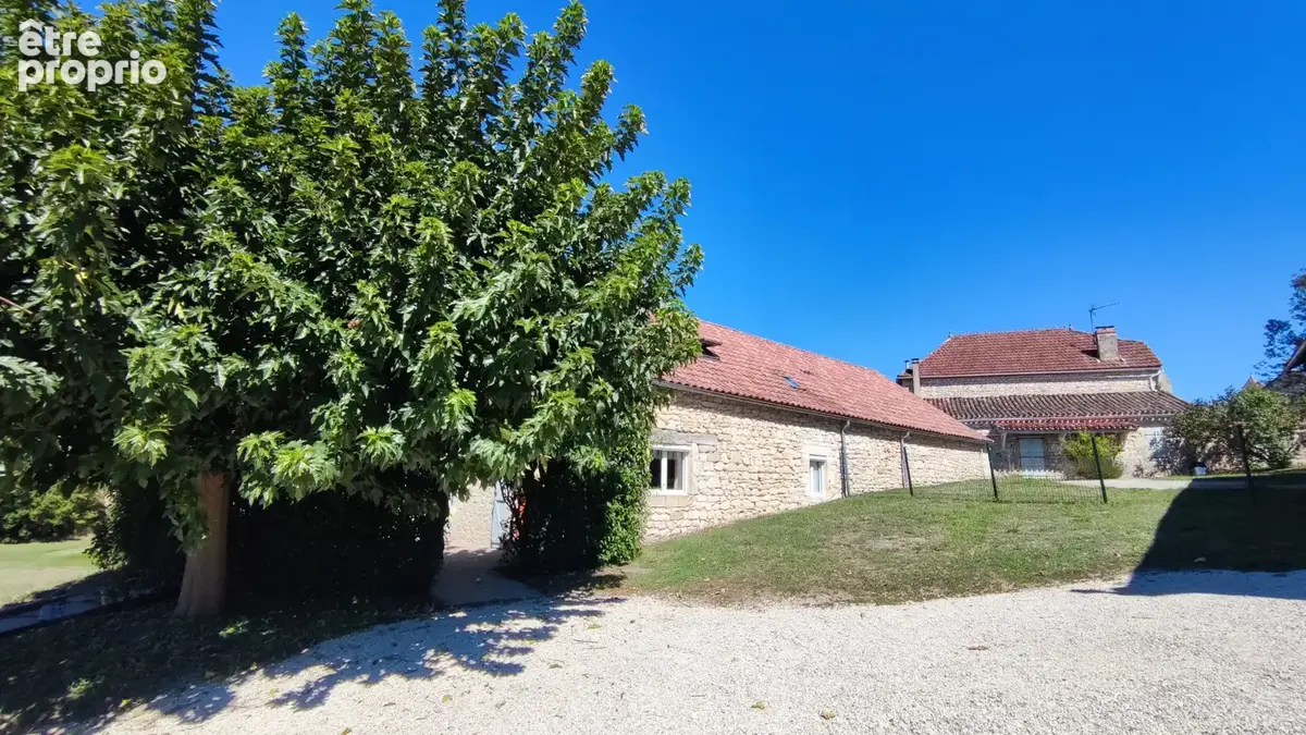 Propriété quercynoise en pierre avec gîte   2 maisons, dépendances et 4 246 m2 de terrain - photo 2