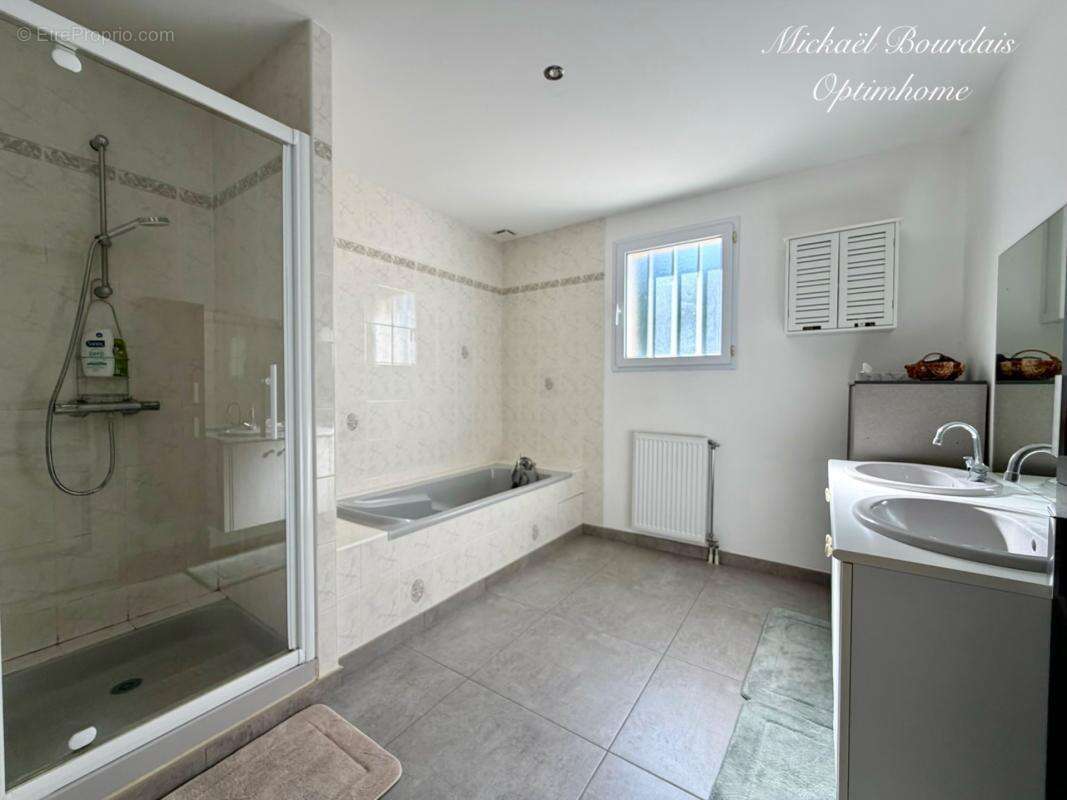 EXCLUSIVITÉ – LE LUDE – Maison 4 chambres - Vie de plain-pied - 3 garages - Terrain clos - Centre-ville à pied - photo 8