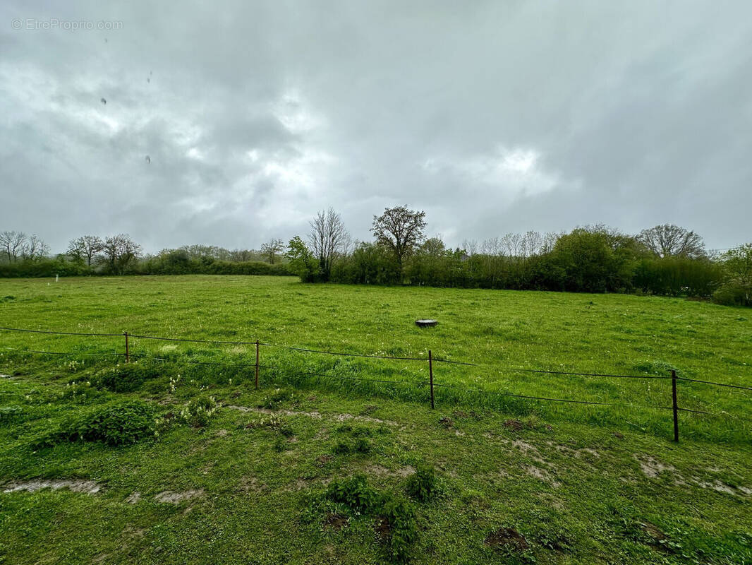 Terrain à CHARBONNIERES-LES-VIEILLES