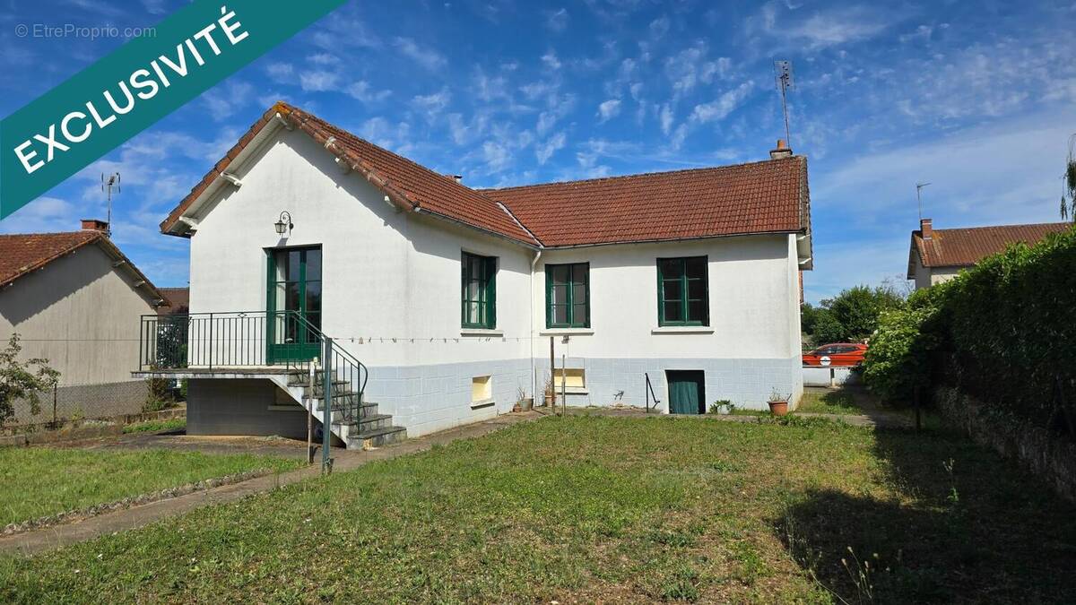 Maison 95 m² à Lussac-Les-Chateaux  - photo 1