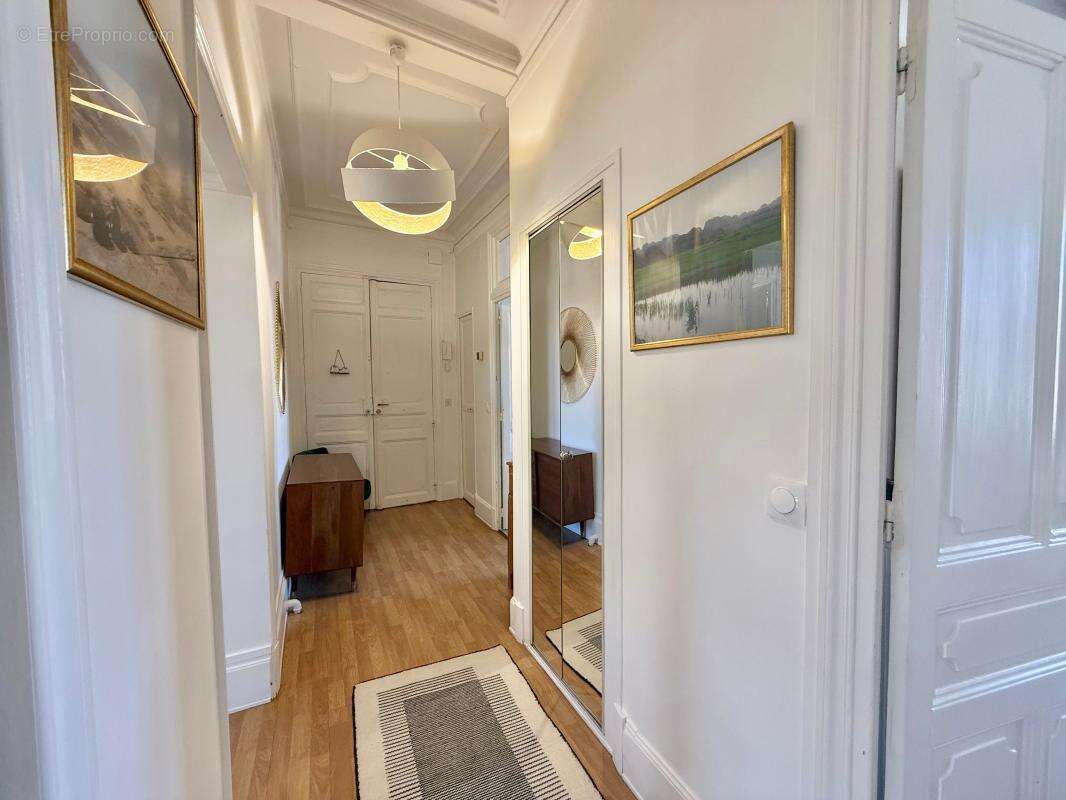 Appartement ancien T 4 - 89 m²- centre-ville - 2 chambres- Balcons, Cave - photo 8