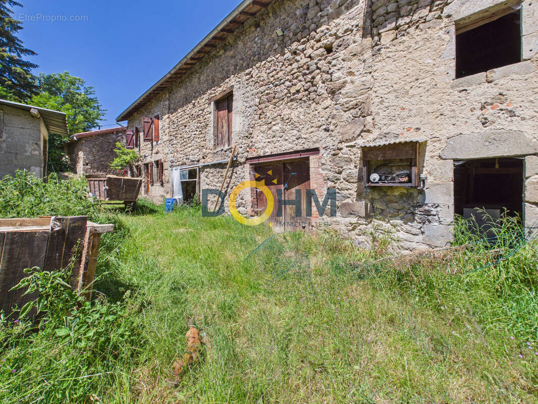 Ancienne ferme en pierre à rénover, située dans un village calme à moins de 5 minutes du centre de Craponne - photo 3
