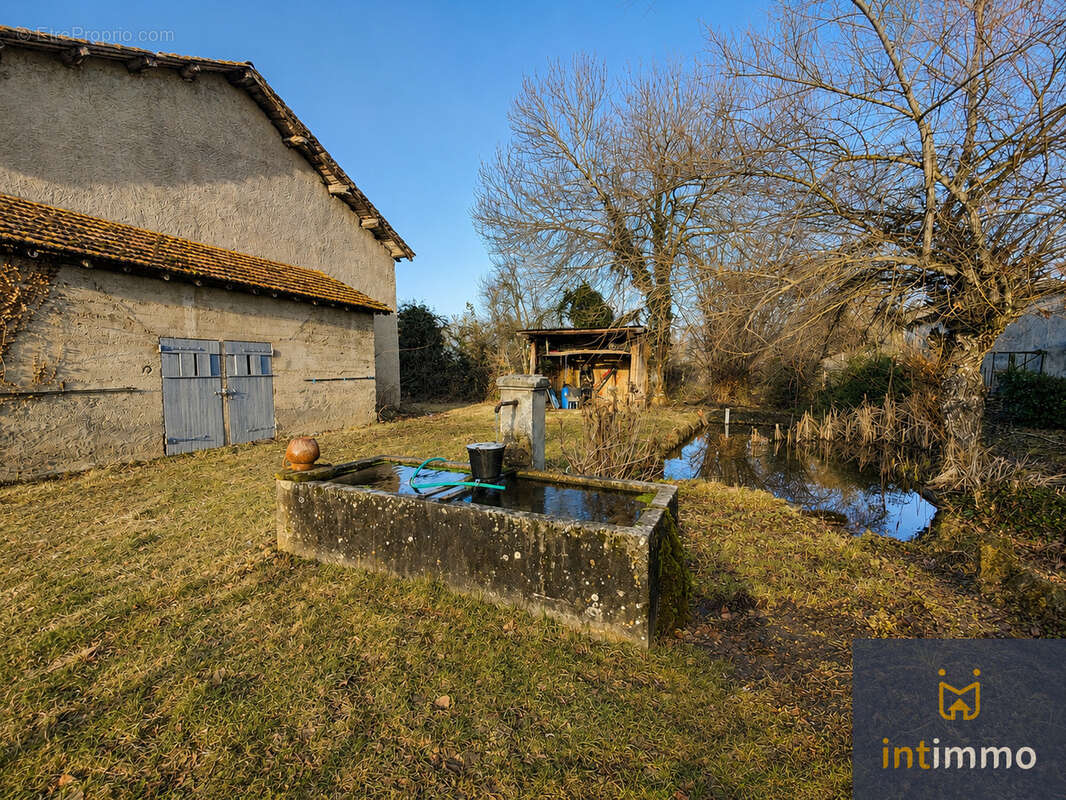 Propriété de caractère avec dépendances, piscine et près de 2,8 hectares de terrain - photo 20