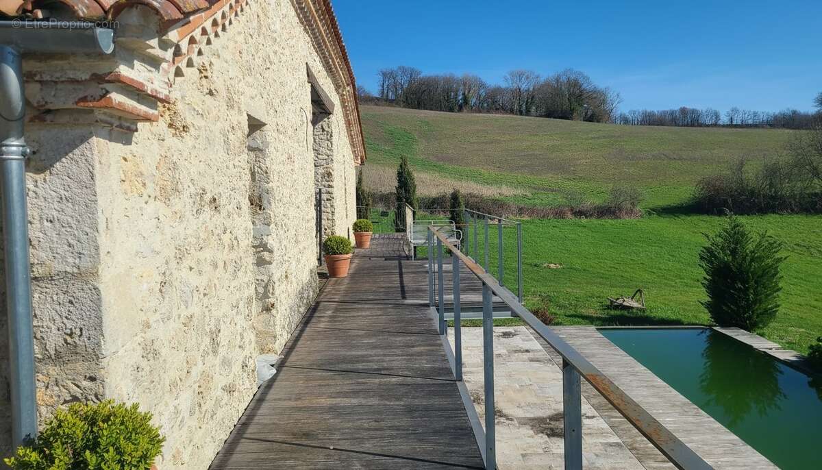Domaine en pierre du Quercy - 612 m² utiles - 2 hectares - projet de rénovation à reprendre - photo 10