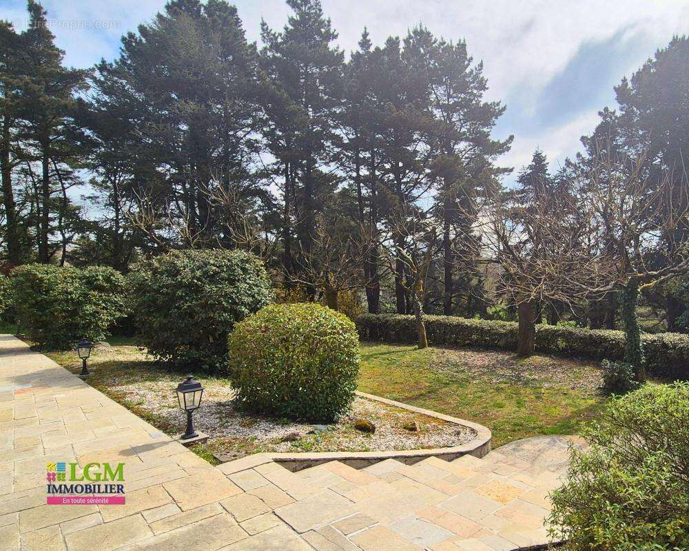 Propriété de caractère 12 pièces et 525m² au coeur d'un parc arboré de 13 497m² à Sèvremoine 49230 - photo 4