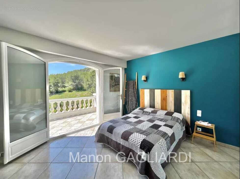 Maison à SAINT-CYR-SUR-MER