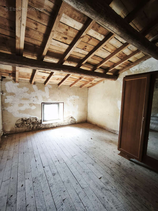 Maison à CONDAT-LES-MONTBOISSIER