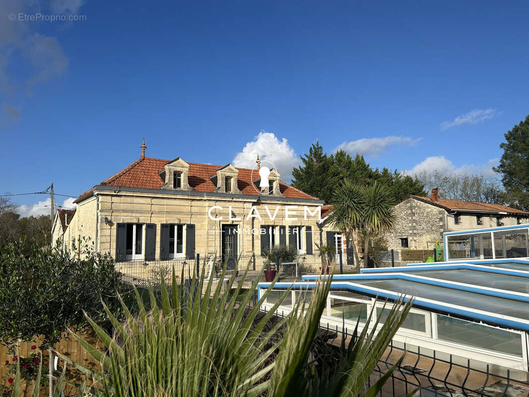 Maison à SAINT-CHRISTOLY-DE-BLAYE