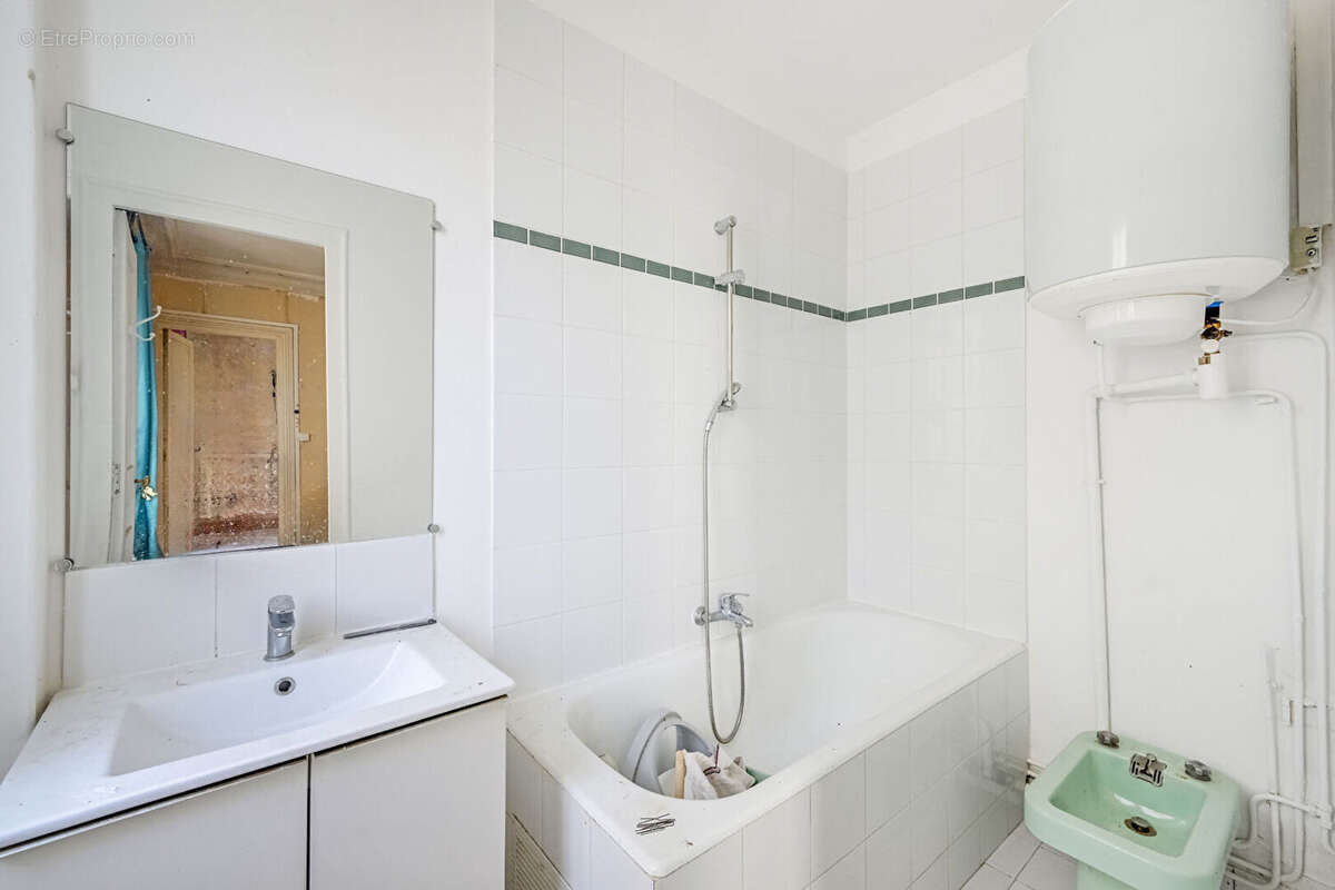 Paris 18ème - Rue Ordener - T2 de 38 m² à fort potentiel - photo 4