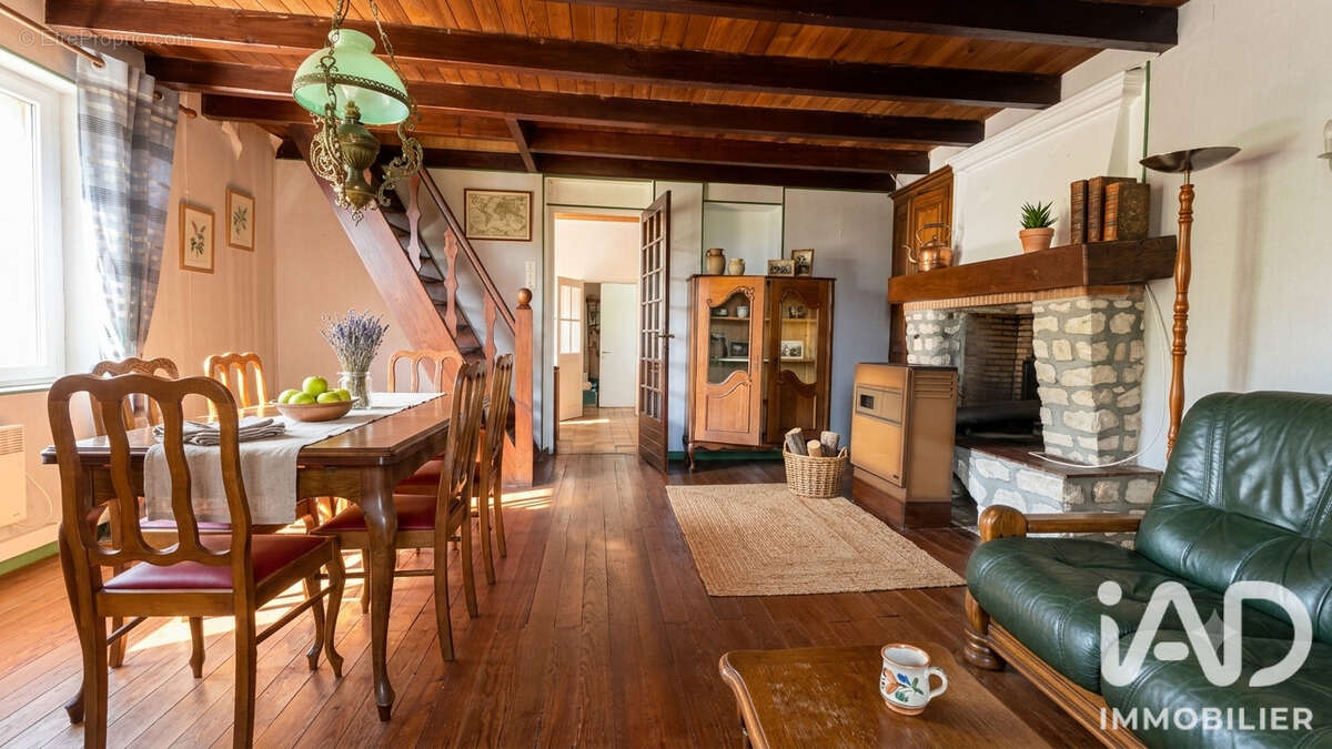 Maison 99 m² à Saint-Meme-Les-Carrieres  - photo 5