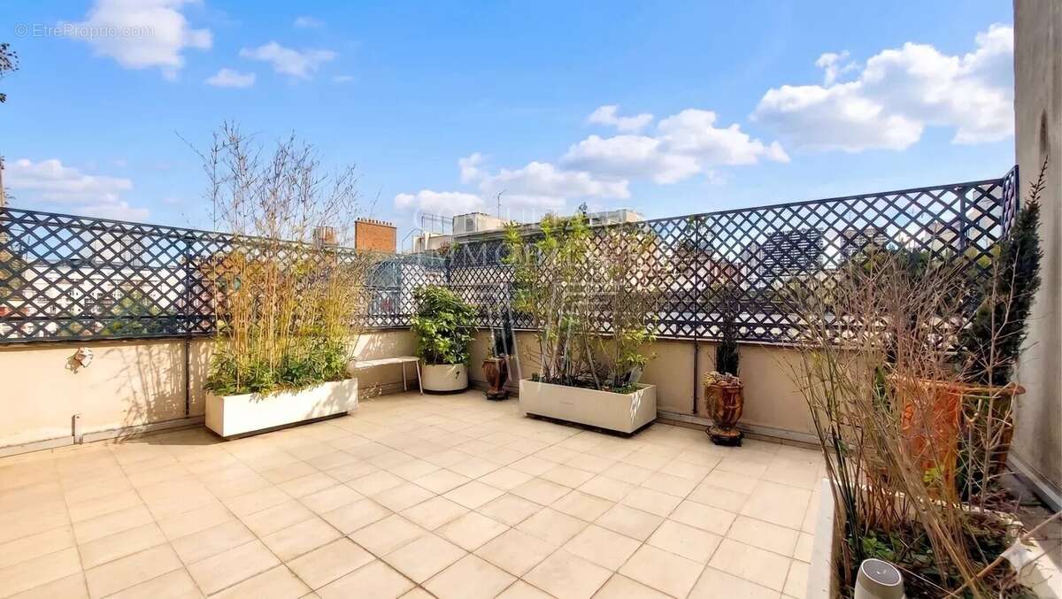 Appartement à PARIS-16E