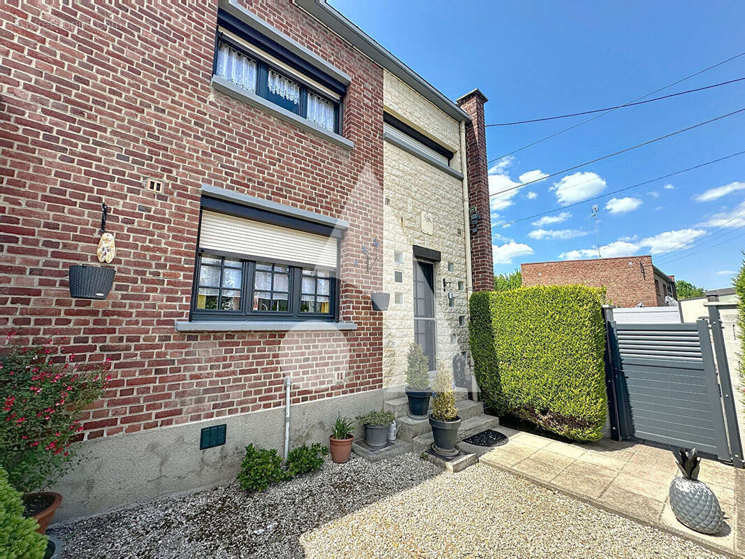 Maison à QUIEVRECHAIN