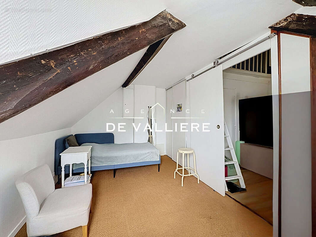 Rueil Malmaison - Centre - Coeur de ville -  2 pièces 34.2 m2 carrez 55.6 m2 au sol - photo 6