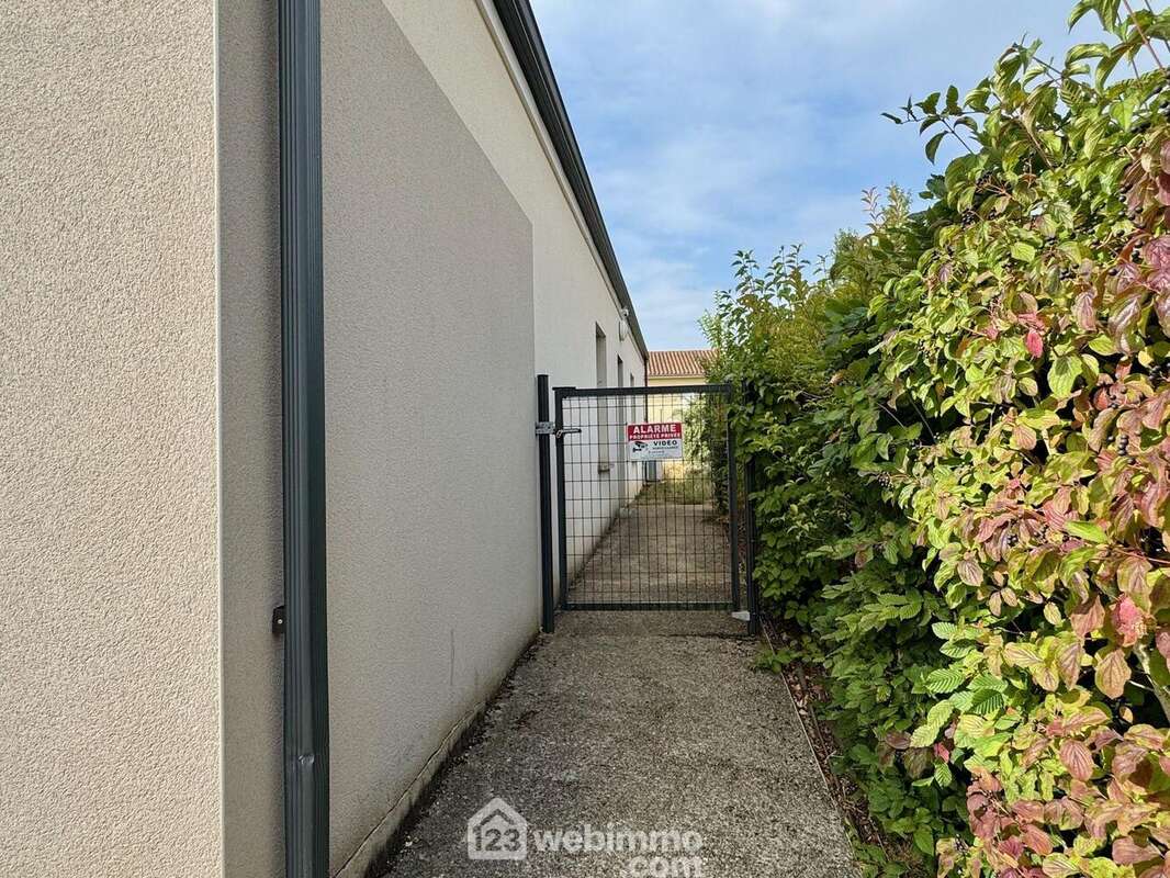 Au-delà de l&#039;aire de stationnement et du portillon, - Maison à VOUNEUIL-SOUS-BIARD