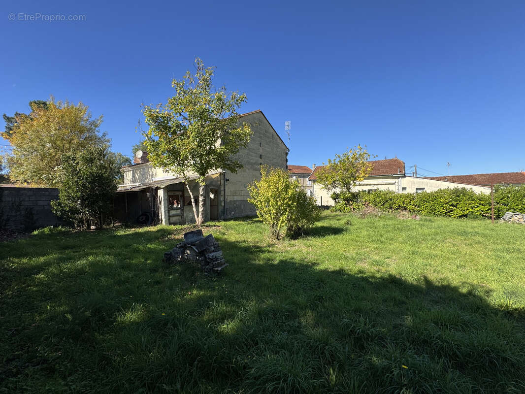 Maison à SAINT-YZAN-DE-SOUDIAC