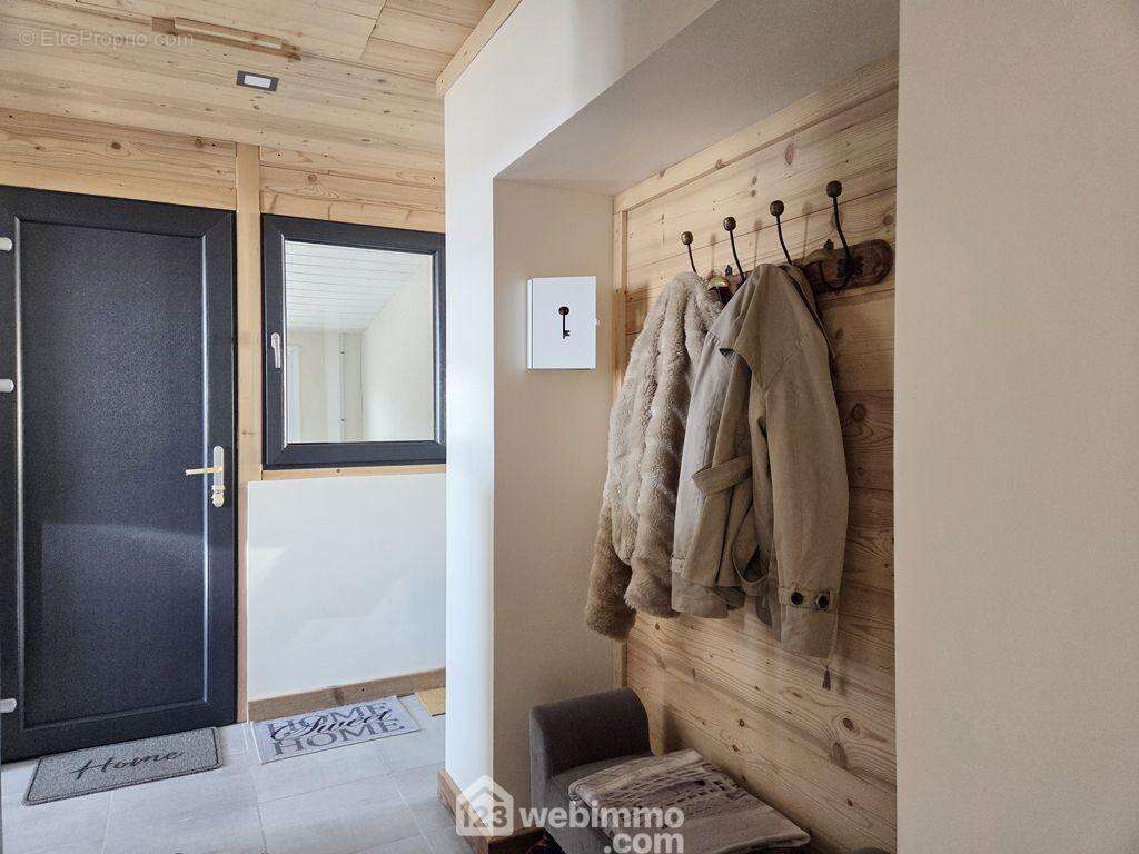 Il dispose d'une entrée aménagée avec goût, - Appartement à ALBERTVILLE