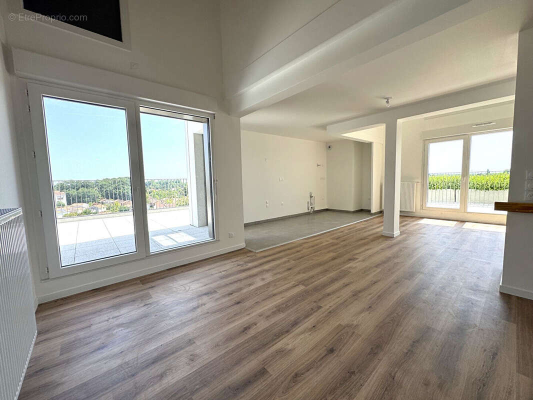 Appartement 4 pièces de 105m² + 60m² de Terrasse + 2 PK sous-sol ! MERIGNAC - photo 4