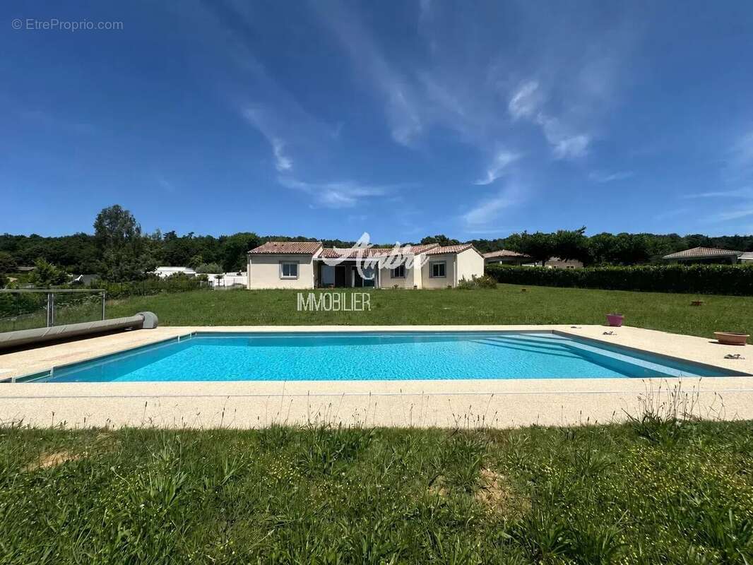 Maison à MONTELEGER