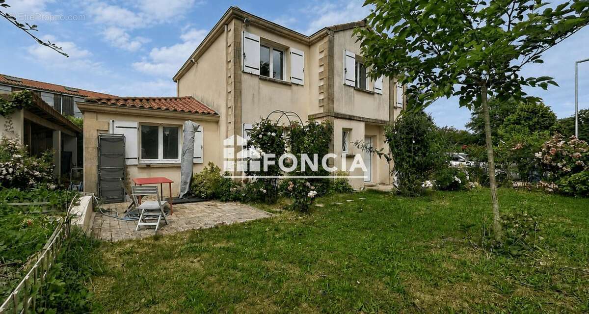 Maison familiale avec 3 suites, bureau et 2 garages - photo 12