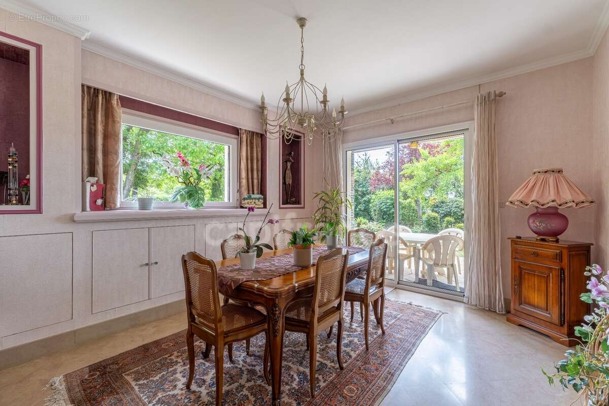 Propriete d'exception à vendre à SAUMUR (49400)  Panorama d'exception sur le château et la Loire - 328m² - 2278m²-piscine - photo 12