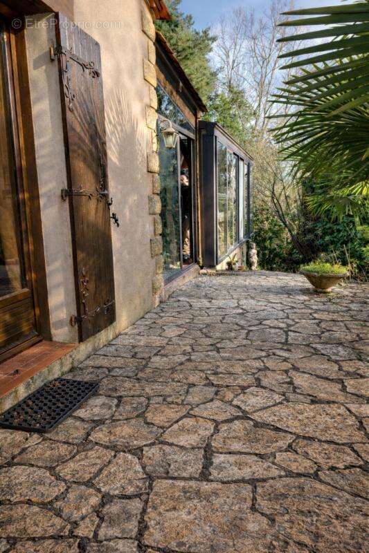 Maison à NOTRE-DAME-DE-SANILHAC