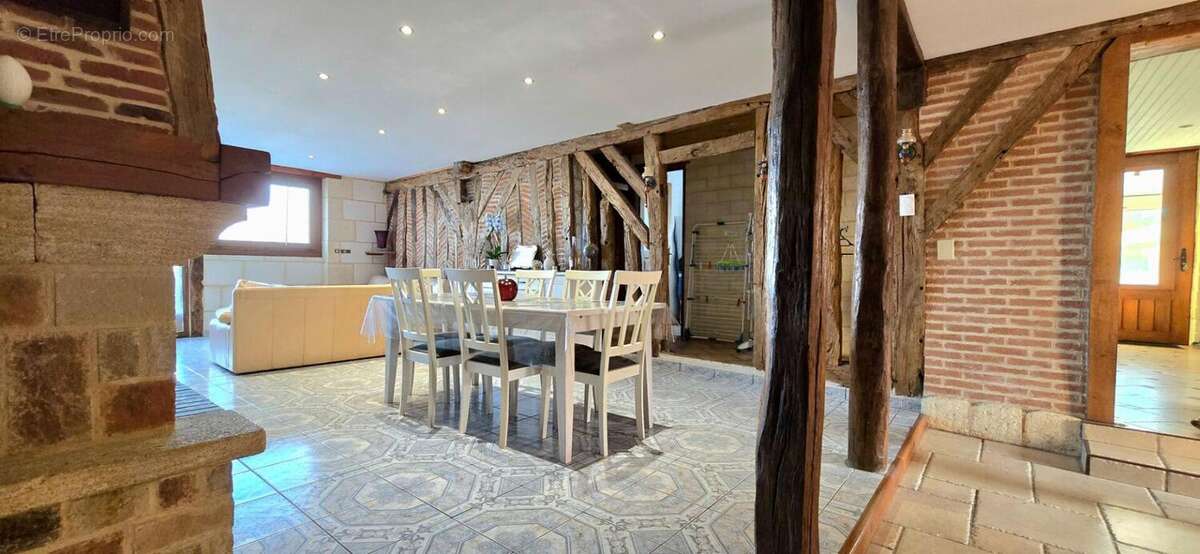 Maison à SAINT-MARTIAL-D'ARTENSET