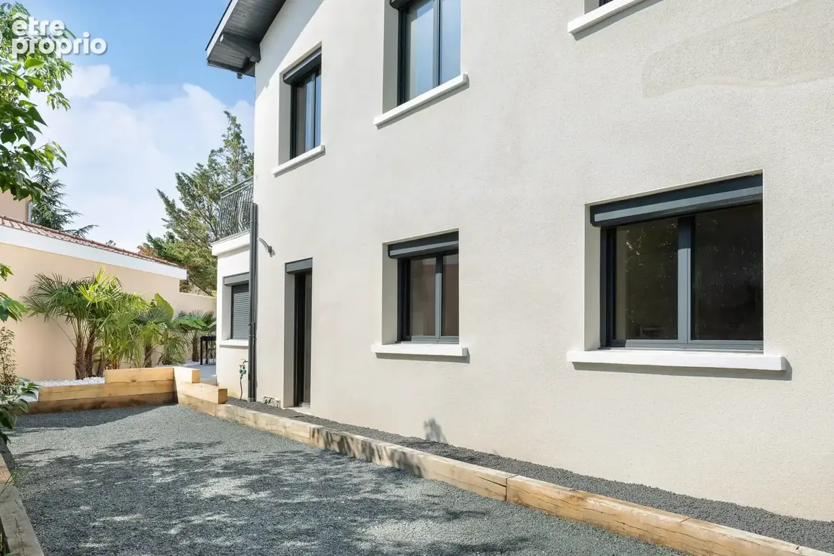 Maison 175 m² à Saint-Genis-Les-Ollieres  - photo 5
