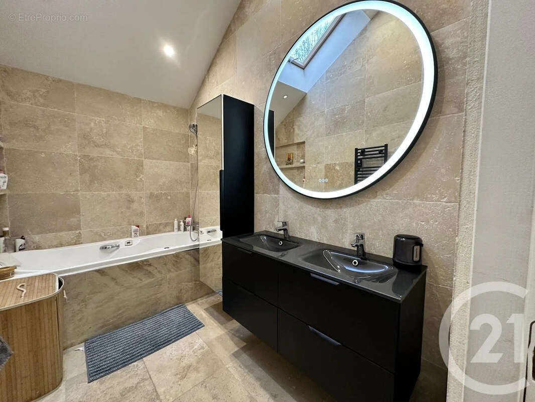 Maison à SAINT-MAUR-DES-FOSSES