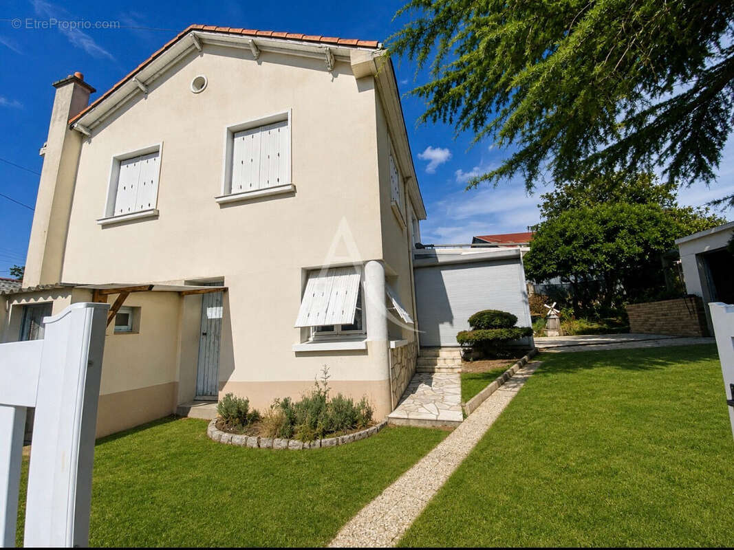 Maison  6 pièces - Fort potentiel -St Philbert de Gd lieu- Terrain clos 900 m2 - photo 6