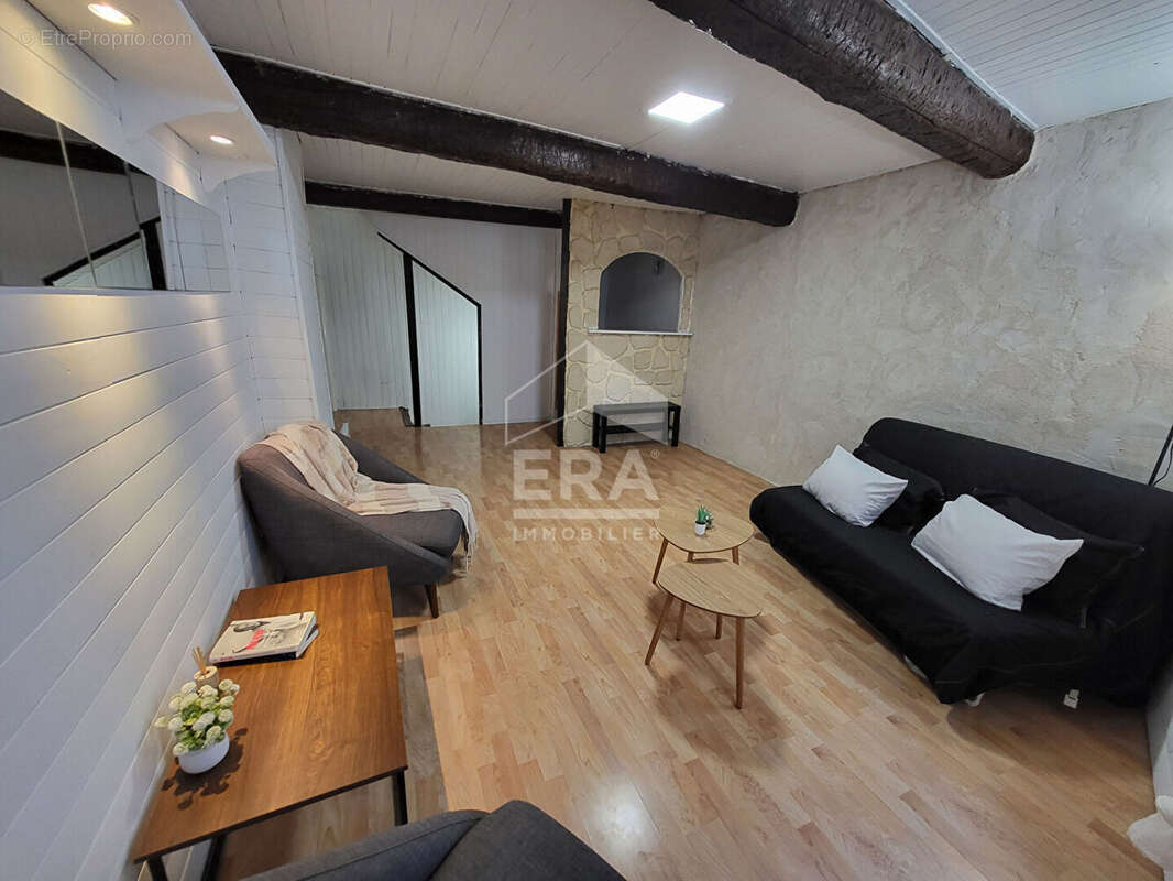 Maison à SAINT-MITRE-LES-REMPARTS