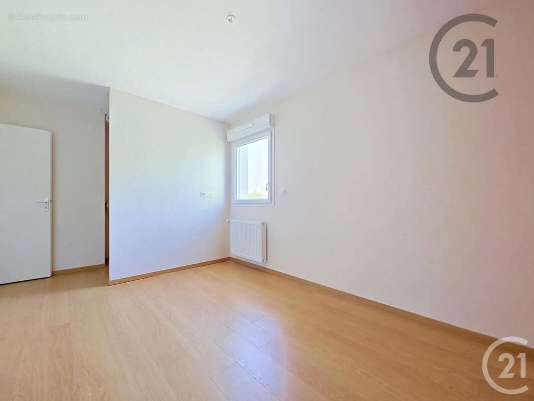 Appartement 71 m² à La Riviere-De-Corps  - photo 6