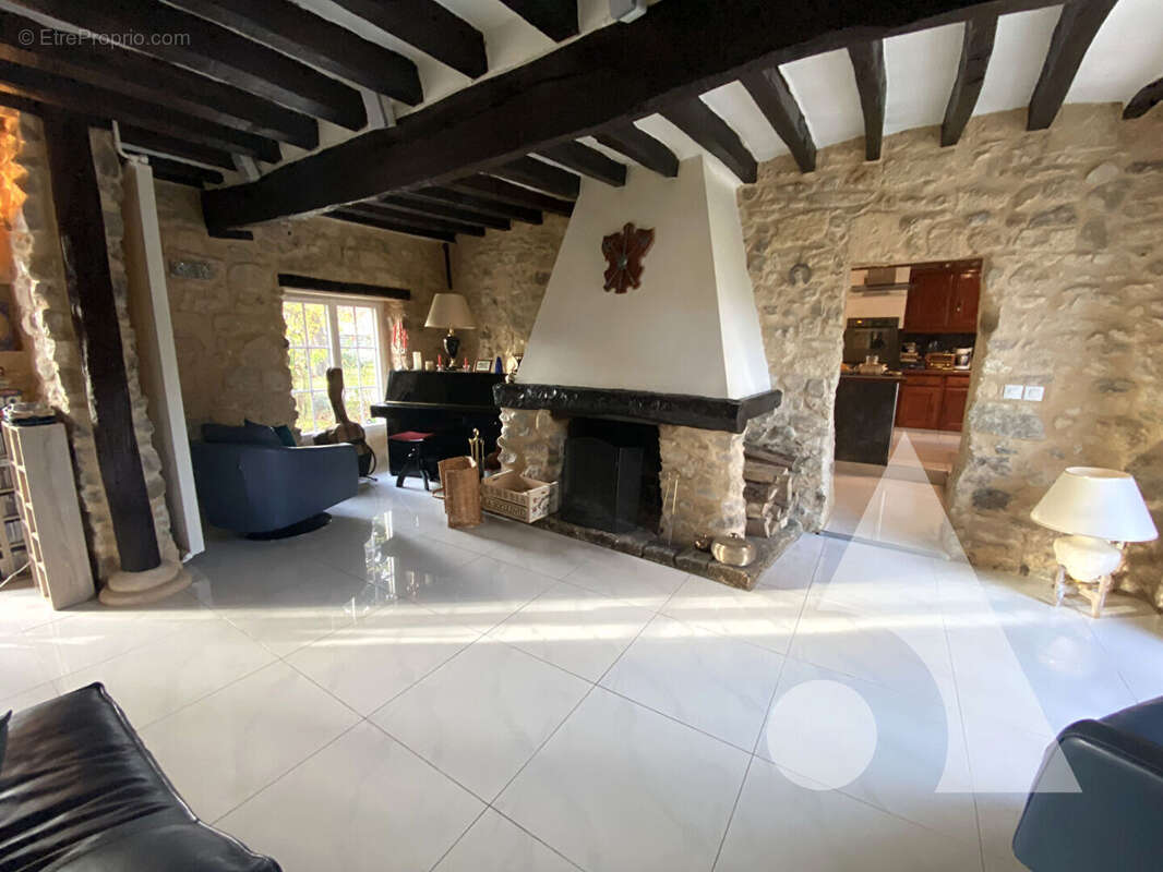 Longere en pierres - 204 m² - 3 chambres - 1937 m² de terrain - photo 3