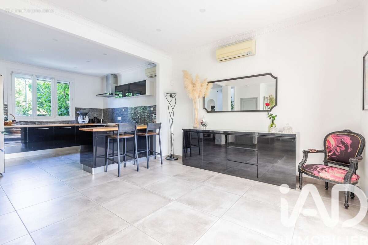 Maison 187 m² à Villeneuve-Le-Roi  - photo 3
