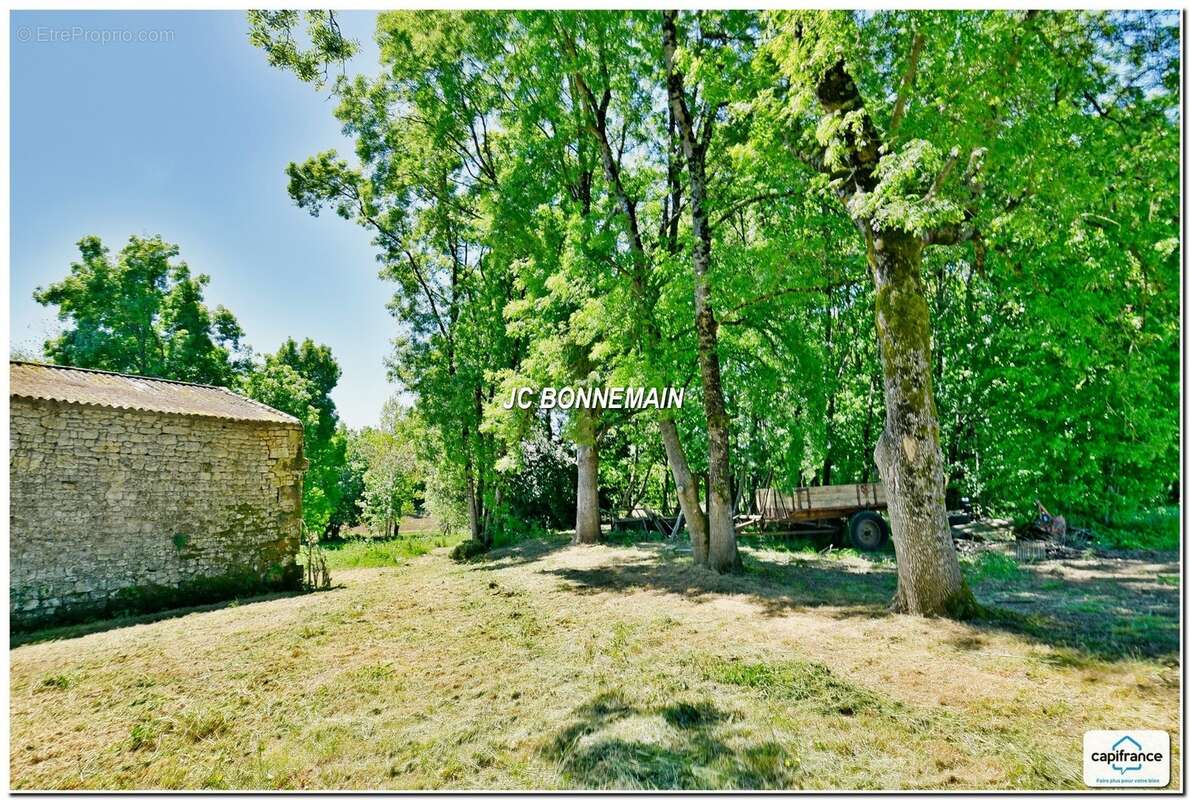 A vendre sur 1,14 Ha - Maison 1 à Réhabiliter 200 m² / Maison 2 Habitable Immédiat CHERMIGNAC (17) - photo 6