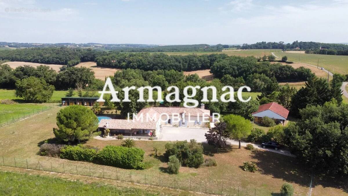 Maison à VIC-FEZENSAC