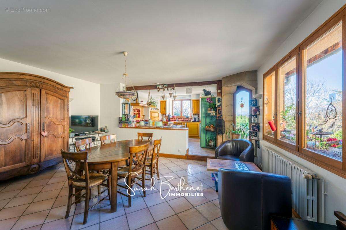 Maison à LA TOUR-DE-SALVAGNY