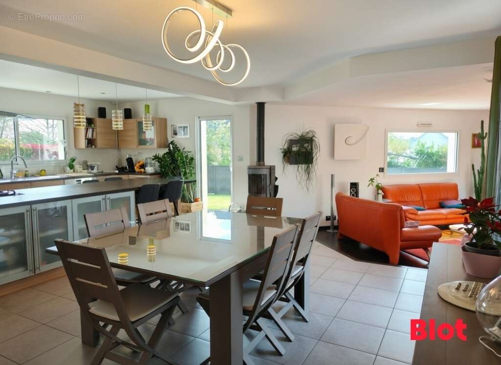 Maison à MONTREUIL-LE-GAST