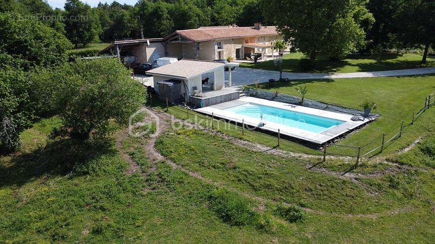 Magnifique longere renovee de 379 m2 avec 4 chambres et piscine sur 1.8 hectare !!! - photo 2