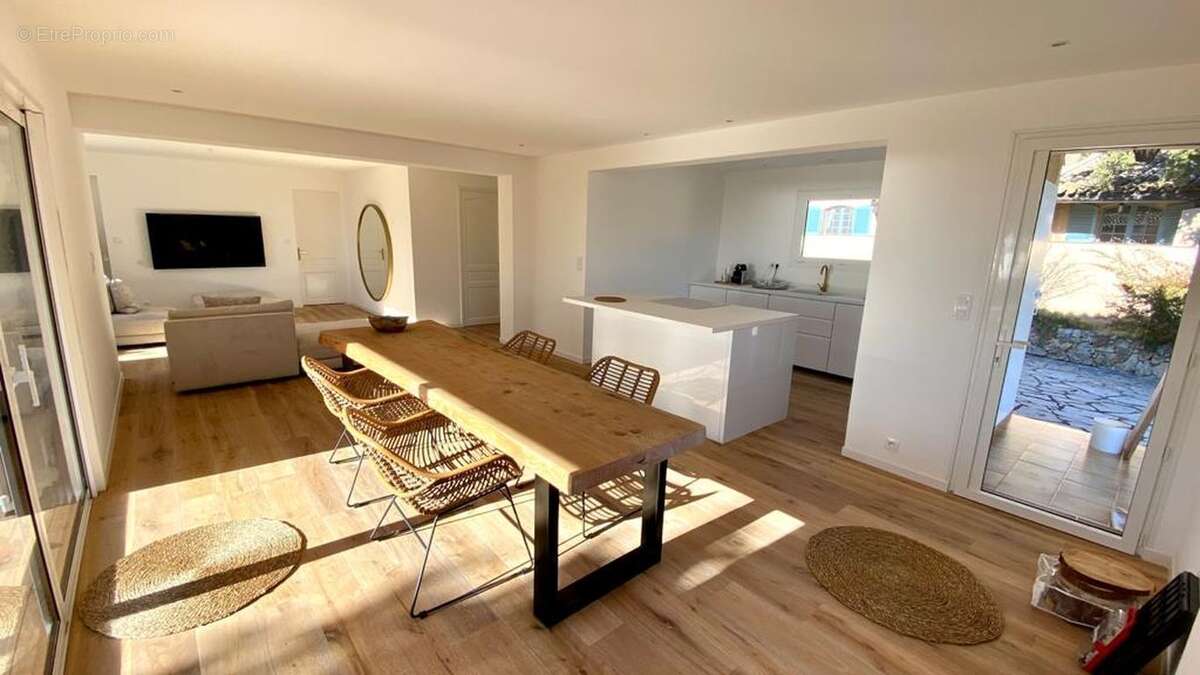 Maison à LES ISSAMBRES