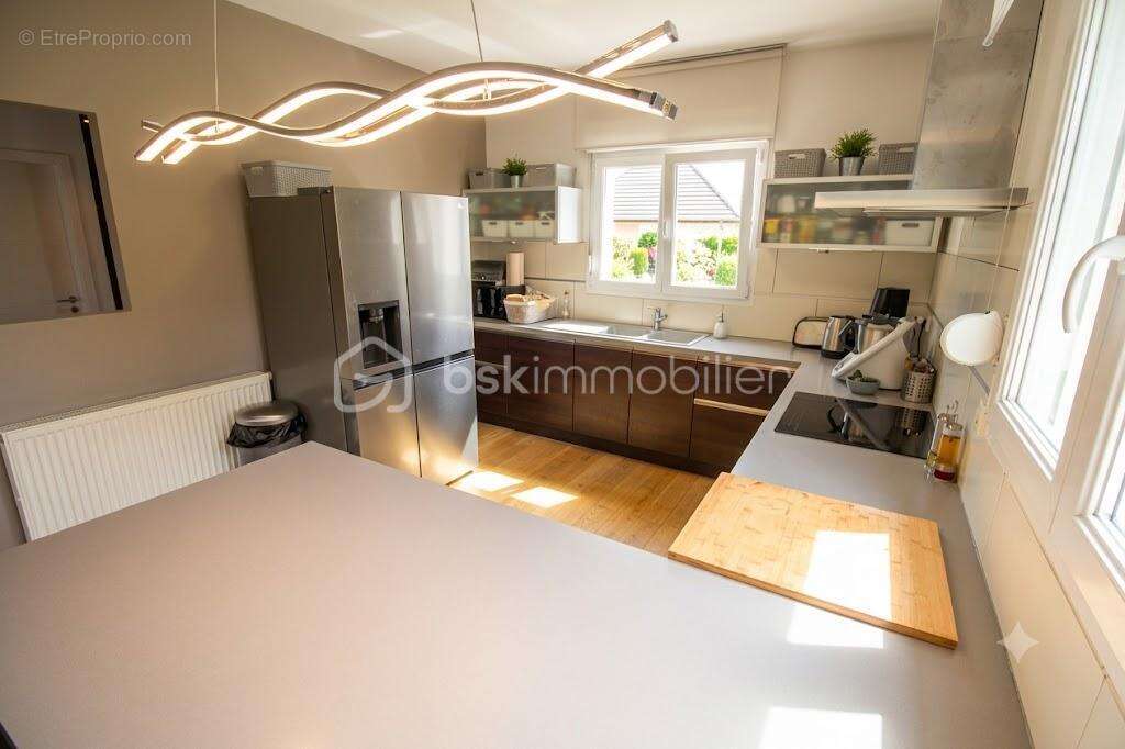 KINGERSHEIM – Maison récente avec piscine et sous-sol complet - photo 6