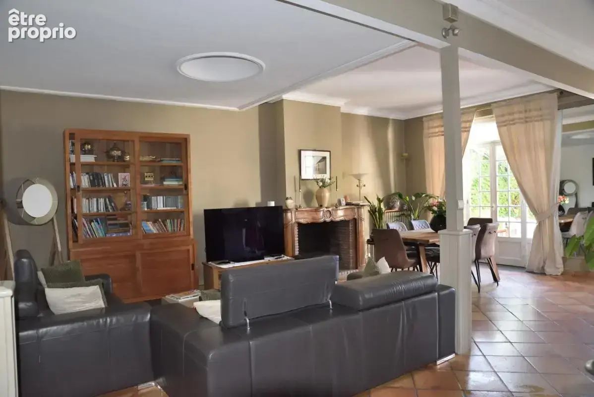 Maison de caractère avec beau jardin arboré avec possibilité local professionnel - photo 4