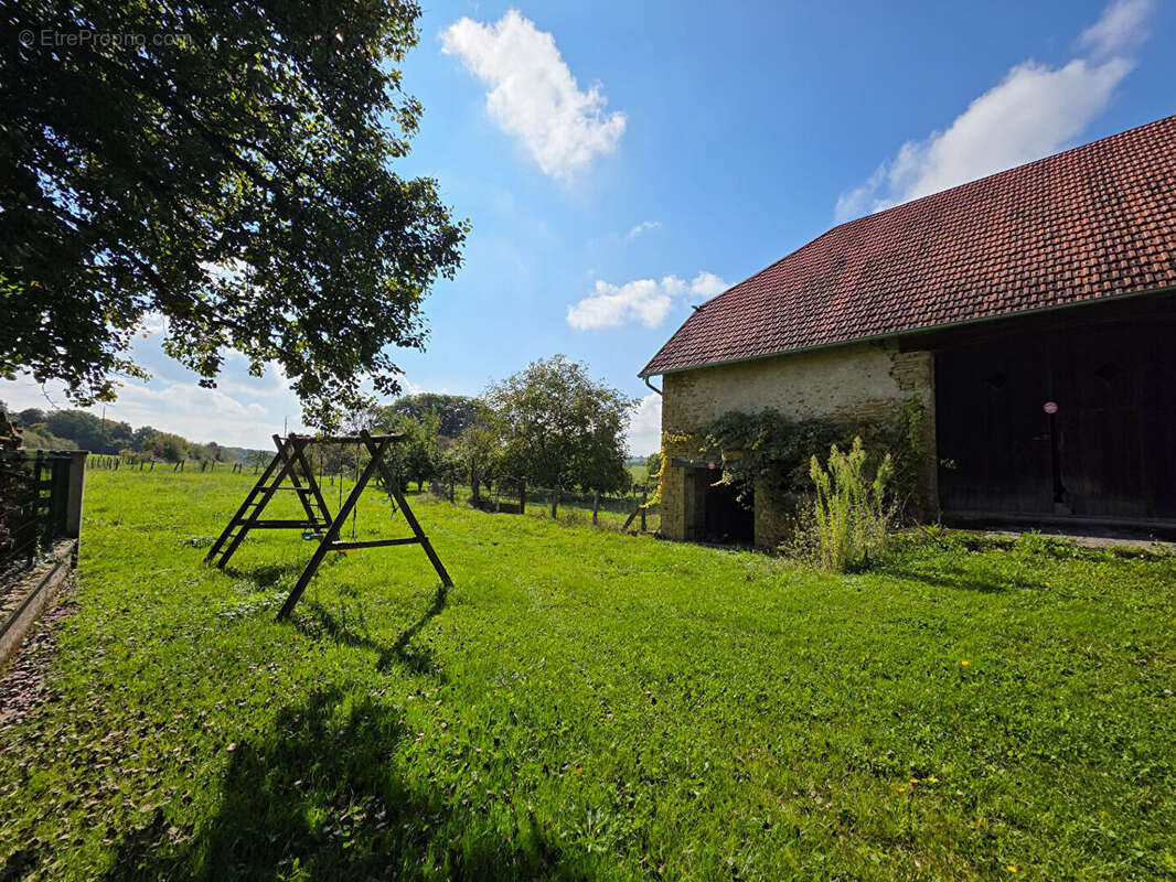 Maison à GONDENANS-MONTBY