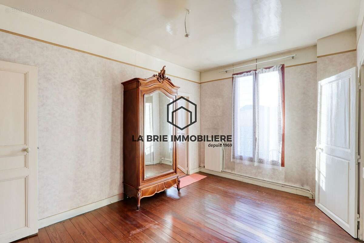 Maison 113 m² à Grisy-Suisnes  - photo 9
