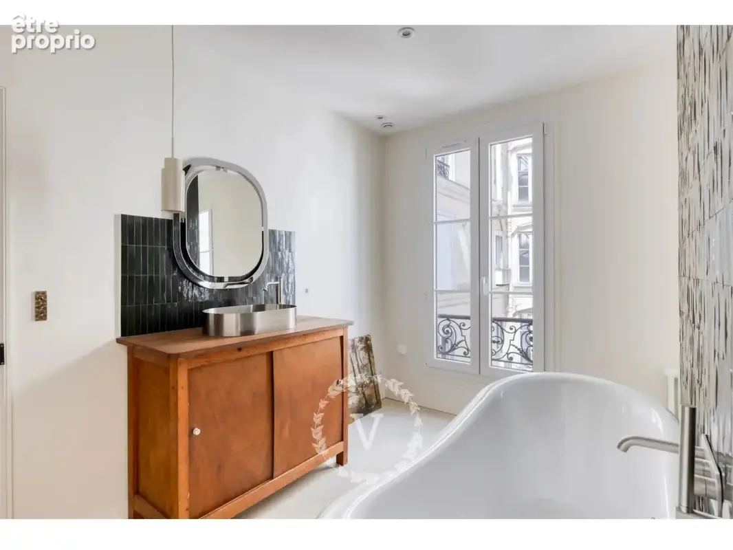 Rue de Clichy – Rénovation d'architecte, beaux volumes, balcon et cave - photo 5