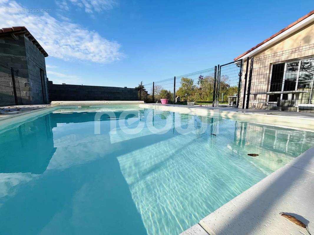 Maison à SAINT-AGOULIN