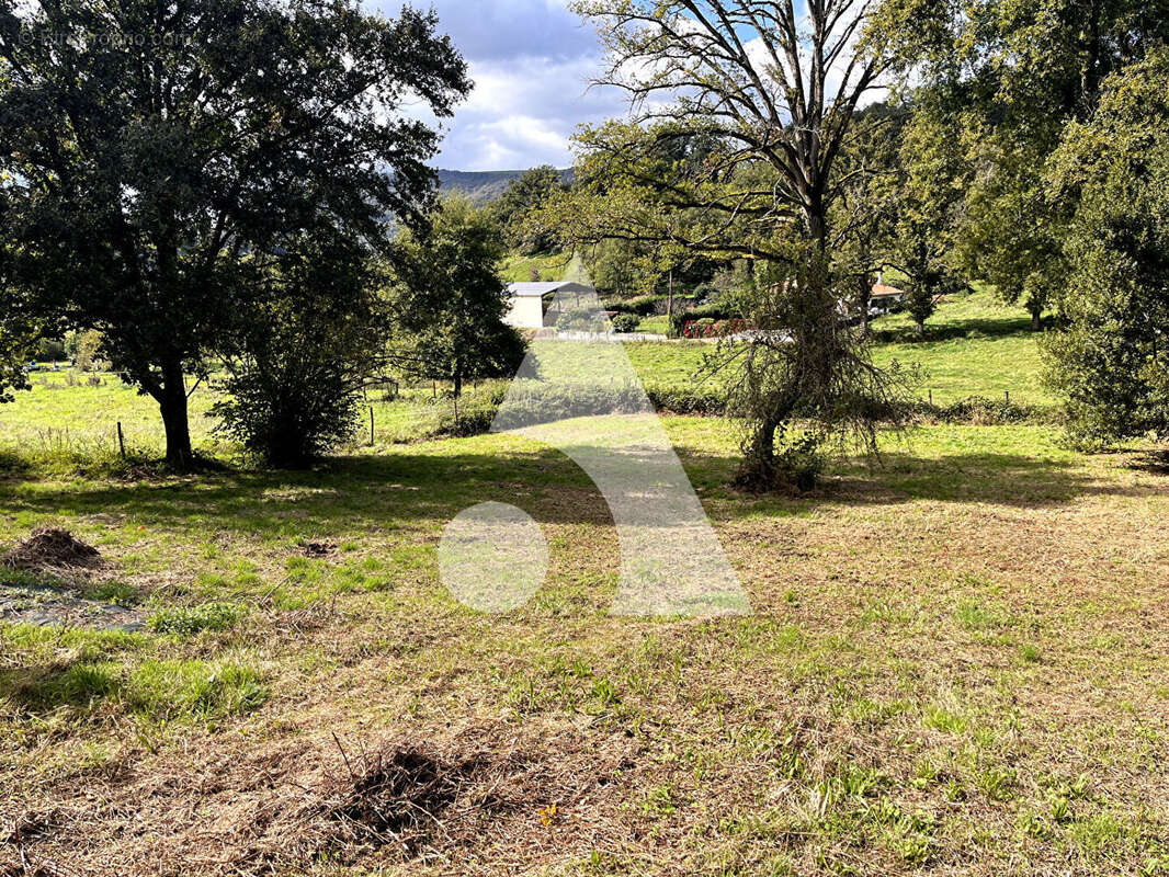 Terrain à LIVINHAC-LE-HAUT