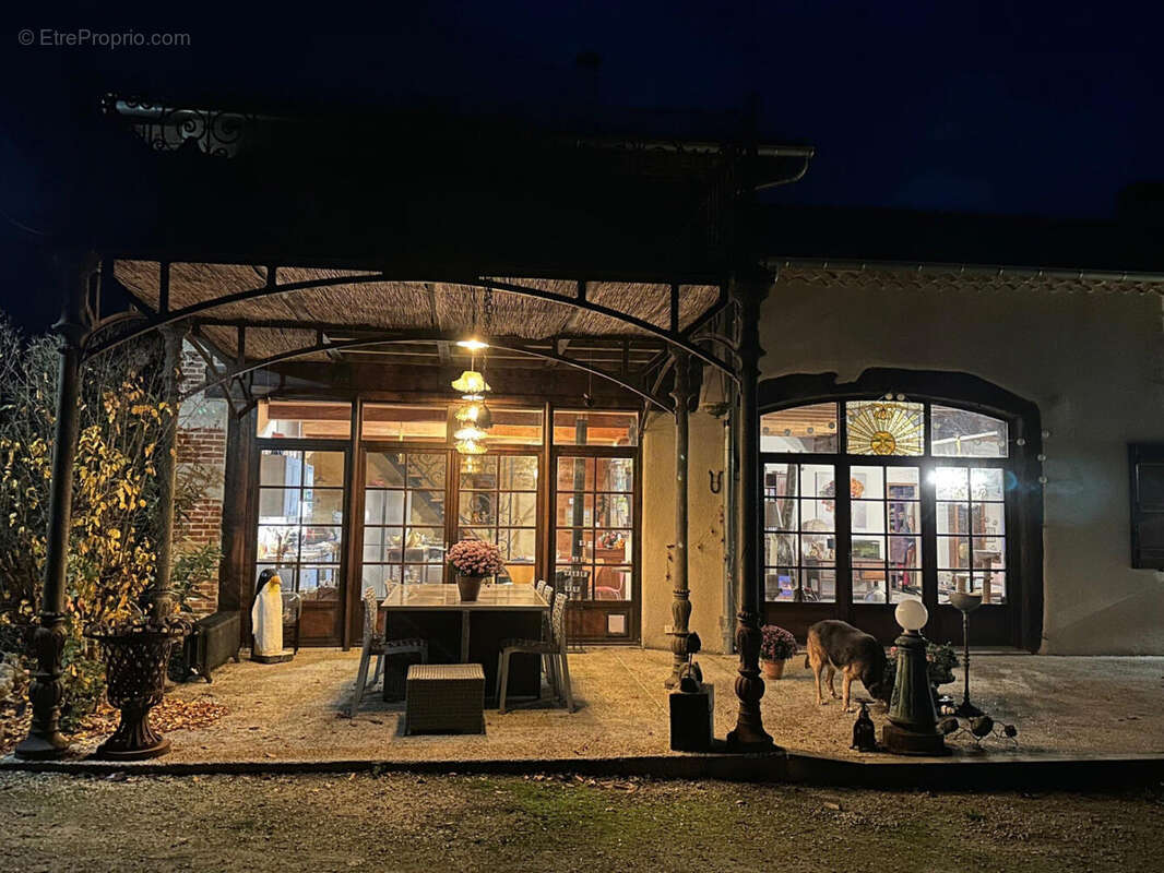 terrasse cuisine la nuit. - Maison à VIC-FEZENSAC