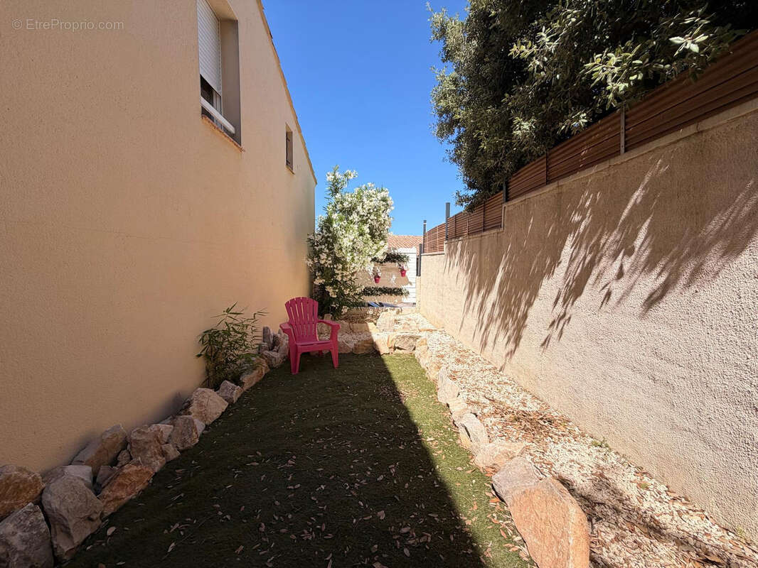 NIMES VACQUEROLLES Superbe maison 5 pièces de 115 m2 avec garage de 50 m2 et jardin - photo 4